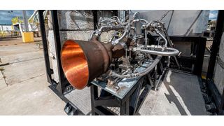 Die 3D-gedruckte Raketentriebwerk-Brennkammer auf dem Launcher-Teststand im NASA Stennis Space Center. Zusammen mit der ebenfalls additiv gefertigten Einspritzdüse bringt das komplette E-2-Raketentriebwerk auf der ersten Stufe der Trägerrakete Kleinsatelliten in den Orbit.
 (Launcher)