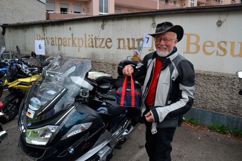 Motorradtour-Stammgast Max Kröninger (Autohaus Kröninger) war schon da. Er ist direkt aus Garmisch-Partenkirchen nach Altötting angereist. (Michel/»kfz-betrieb«)
