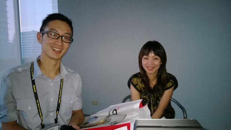 Eric Chang und Jill Chen von Acrosser freuen sich über das Interesse an ihrem Industrierechner. (Foto: Franz Graser)