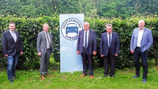Der neue Landesverbandsvorstand (v. li.): Markus Ahrens, Markus Hünken, Karl-Heinz Bley, Lothar Freese und Joachim Czychy. Auf dem Bild fehlen Arnulf Winkelmann, Oliver Schatta und
Hans-Jörg Koßmann. (Bild: »kfz-betrieb«/Zietz)