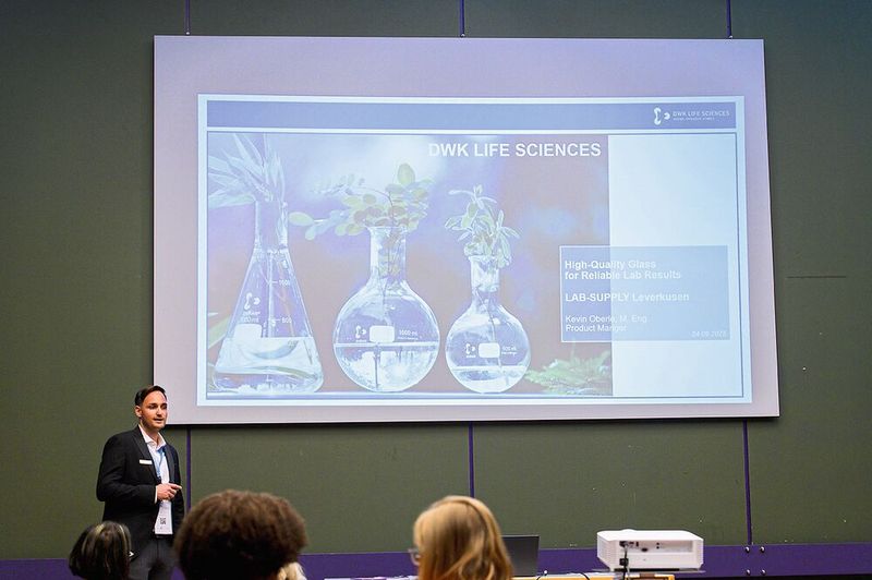 Integraler Bestandteil der Veranstaltung sind die zahlreichen Fachvorträge, die den Besuchern praxisnahes Wissen vermitteln. Hier gibt etwa Kevin Oberle von DWK Live Sciences einen Überblick zu Laborglas und dessen Einfluss auf die Analytikergebnisse.    Mehr Infos zu den kommenden LAB-SUPPLY-Messen finden Sie auf www.lab-supply.info (Bild: Stefan Stark)