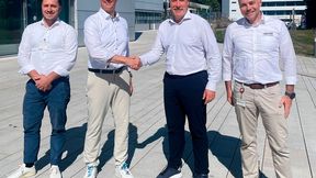 Andreas Lindemann, Geschäftsführer der Neura Mobile Robots (zweiter von rechts), schließt die Übernahme ab. Er und sein Managementteam haben umfassende Pläne für das fahrerlose Transportsystem von Bosch Rexroth. (Bild: Neura Robotics)