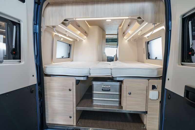 Je nach Grundriss gibt es auch Längs-Einzelbetten. (Bild: Thomas Bender/Eura Mobil)