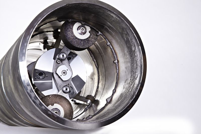 Mit diesem Rohrinnenmanipulator werden Schweißnähte rundum beschliffen. Ibass bietet aber auch Geräte an, die nur lokale Fehlstellen ausbessern, ohne das übrige Material zu schwächen. (Bild: Ibass)