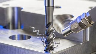 Für das hochpräzise Gewindeschneiden in der Serienfertigung bietet Hahn+Kolb die Universal-Hochleistungs-Gewindebohrer des Werkzeugspezialisten Atorn. Die Produktfamilie der Atorn-Universal-Hochleistungs-Gewindebohrer umfasst momentan metrische Gewindebohrer ab M1 bis M30, metrische Feingewindebohrer sowie Gewindebohrer für G-Gewinde, wie es heißt. (Hahn+Kolb / T. Möller)