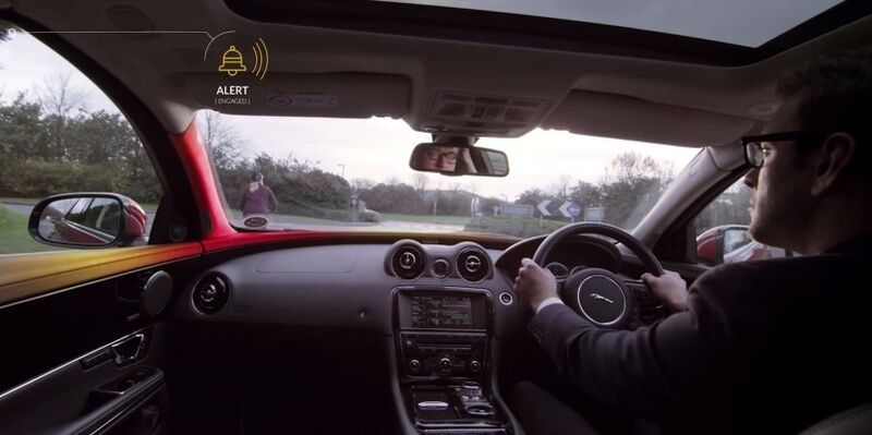 Jaguar Land Rover entwickelt derzeit eine Reihe von neuen Technologien, die den Fahrer mit ausgewählten Farben, Tönen und haptischen Signalen schnell und sicher auf mögliche Gefahren aufmerksam machen. (Bild: Jaguar Land Rover)