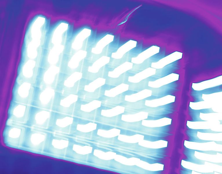 Erstmals bietet Heraeus mit Semray ein Plug-&-Play-System, das mit ultravioletter Strahlung aus Hochleistungsleuchtdioden Beschichtungen wie Lacke oder Klebstoffe aushärtet. (Heraeus)