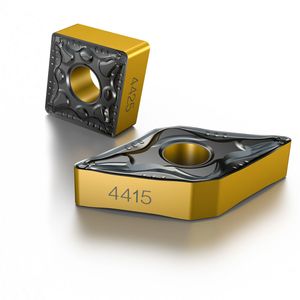 Blick auf zwei neue Wendeschneidplatten-Sorten von Sandvik Coromant. Sie leisten bei der Bearbeitung von ISO-P-Werkstoffen noch mehr, halten länger durch und sind sowohl für die Großserie als auch für kleine Lose wirtschaftlich.(Bild:  Sandvik Coromant)