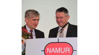 Norbert Kuschnerus (li.), BTS, bekommt von Wilhelm Otten die Ehrenmitgliedschaft auf der Namur-Hauptsitzung  verliehen. (Bild: Mühlenkamp/PROCESS)