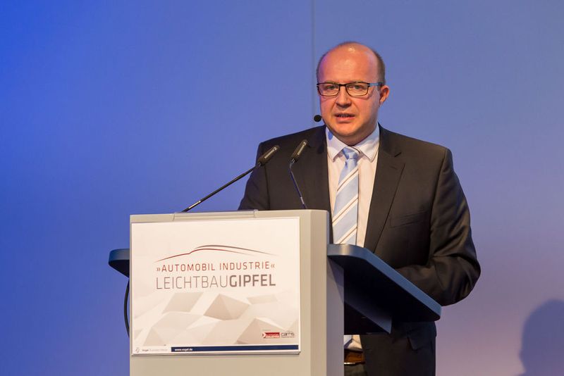 Harald Gruber, Voith Composites: „Mit CFK-Walzen konnten wir die Papierqualität um bis zu 25 Prozent steigern.“ (Stefan Bausewein)