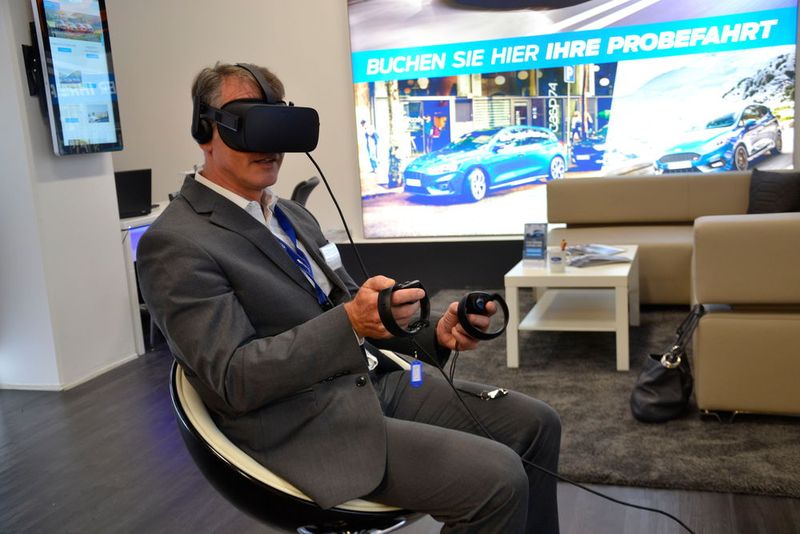 Im neuen Store kommen verschiedene Extended-Reality-Plattformen zum Einsatz, unter anderem das stationäre System Oculus Rift. (Bild: Mauritz/»kfz-betrieb«)