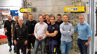 Bereit für die weltweite Vorstellung: das Entwicklungsteam von AP&T im schwedischen Ulricehamn vor der neuen MLF-Generation. (AP&T)