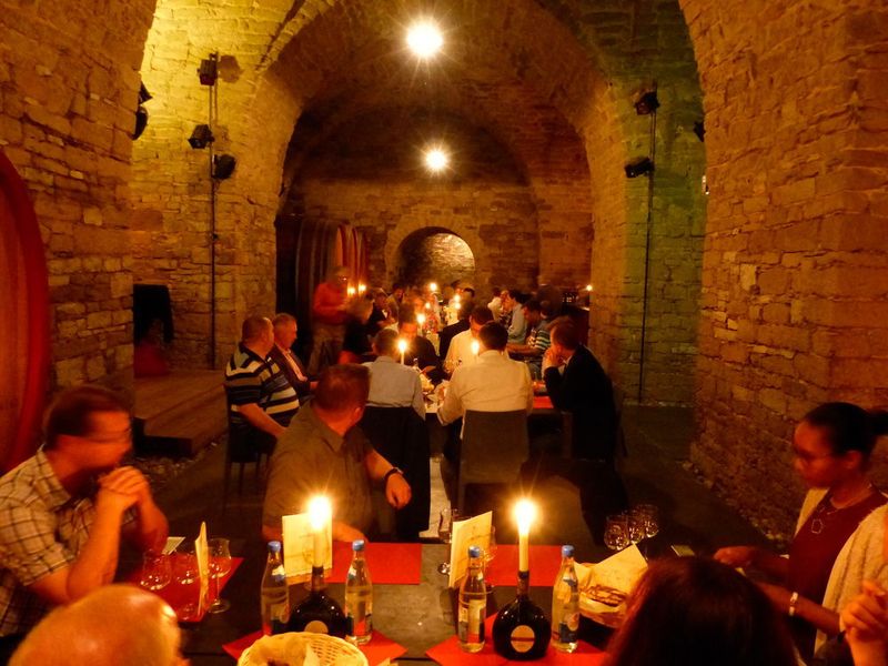 Eine Führung durch den staatlichen Hofkeller der Residenz in Würzburg mit einer anschließenden Weinverkostung waren der krönende Abschluss des ersten Veranstaltungstages des 2. Anwendertreffs Leichtbau.  (Monika Zwettler/konstruktionspraxis)