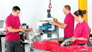 Manuelle und teilautomatisierte Montagearbeitsplätze lassen sich mit den modulog-Komponenten schnell ändern, erweitern und optimieren. (Roemheld)