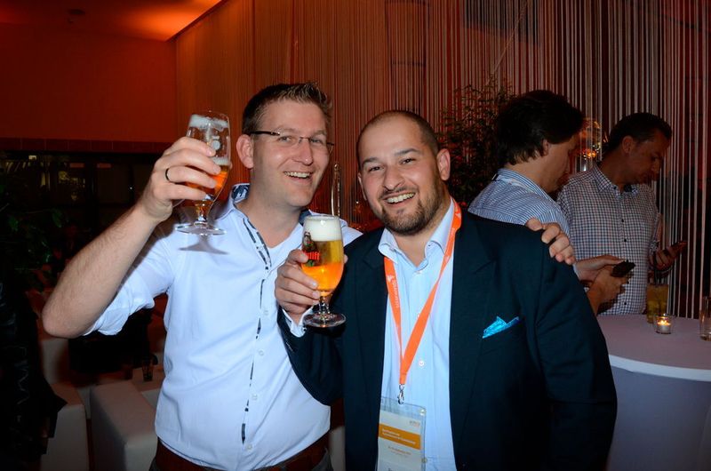 Pieter Miedema (l.) und Francesco Dibartolo (beide SolarWinds MSP) stießen auf der Party an. (Acmeo)