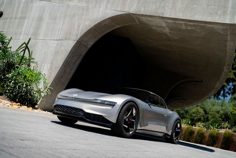 Das diametral entgegengesetzte Marktsegment bedient der Ronin. Benannt nach einem herrenlosen Samurai-Krieger ist der Sportwagen ein GT für lange Strecken. Sein Preis (umgerechnet 425.000 Euro) und die limitierte Stückzahl von 999 Stück verdeutlichen seine Exklusivität.  (Bild: Fisker)