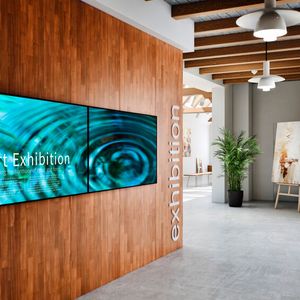 Die Displays der BZ-P-Serie sind dünner und leichter geworden. Auch die Einfassung der 4K-HDR-Panels ist dünner. (Bild: Sony)