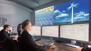 DC-Netze: In der Netzleitwarte an der TU Ilmenau werden Forschungsarbeiten zu innovativen Energieverteilernetzen auf der Basis von Gleichstrom betrieben. So könnten künftige dezentrale DC-Stromnetze in Deutschland koordiniert werden. (Bild: Michael Reichel / arifoto.de)