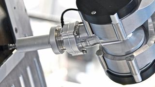 Um die Funktion der Displays bei unterschiedlich starken Bedienkräften zu simulieren, ist der Roboterfinger mit einem Kraft-Momentensensor ausgestattet. (Stäubli)