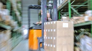 E-Kanban-Systeme veranlassen Nachschubtransporte nicht per Kanban-Karte, sondern durch 
eine zeitnahe Anzeige von auszuführenden Transporten an mobilen Staplerterminals.  (Bild: Istec)