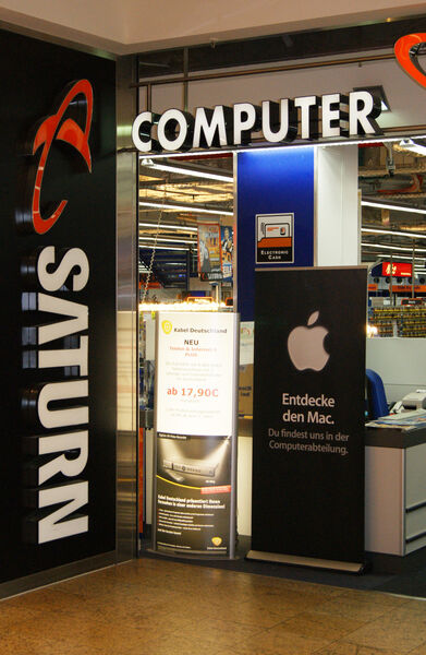 Tapfer versuchte der ebenfalls in der City-Galerie beheimatete Saturn-Markt, auch ein paar Apple-Fans in den Laden zu locken. (Archiv: Vogel Business Media)