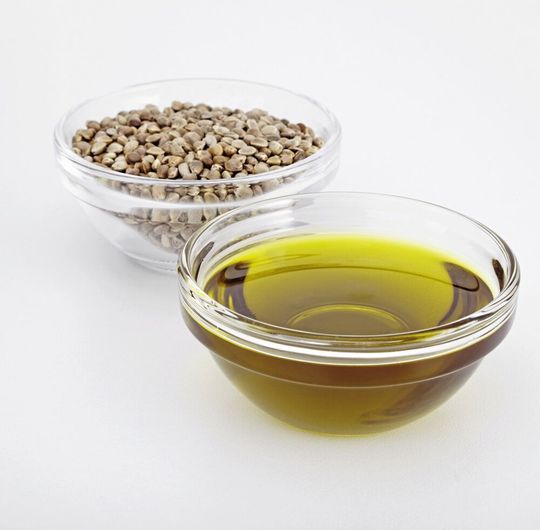 Abb.1: Ernährungsphysiologisch sind Hanföle wertvoll. Doch eignen sie sich auch zum Braten? Abb.1: Ernährungsphysiologisch sind Hanföle wertvoll. Doch eignen sie sich auch zum Braten?