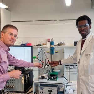 Prof. Dr. Carsten Streb (l.) und Dr. Soressa Abera Chala vom Department Chemie der JGU haben das neue Elektrolyseverfahren entwickelt, mit dem sich aus Glycerin Ameisensäure und Wasserstoff gewinnen lassen.(Bild:  Tobias Rios-Studer)