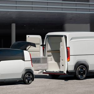 Der wendige PV1 (links) empfiehlt sich vor allem für den urbanen Lieferverkehr. Der PV5 mit Hochdachaufbau bietet viel Stauraum.(Bild:  Kia)