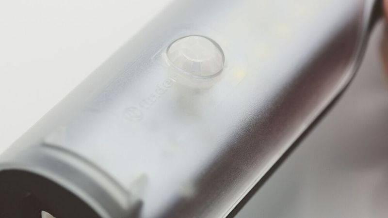 Die meisten Typen der 7L-Schaltschrankleuchten verfügen über einen manuellen Ein-/Aus-Schalter, sie sind jedoch optional mit einem integrierten Bewegungsmelder erhältlich.    (Finder)