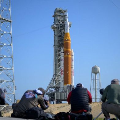 Artemis II am Startkomplex 39B des Kennedy Space Centers: 
Das Bild zeigt den Startkomplex 39B des Kennedy Space Centers der NASA im US-amerikanischen Florida, nachdem die SLS-Rakete (Space Launch System) der Mission Artemis II mit dem Orion-Raumschiff an der Spitze zur Startrampe verbracht wurde.  (Bild: NASA / Bill Ingalls)