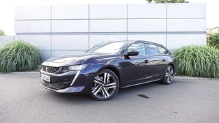 Wie die Limousine besticht auch der Kombi mit kantigen Formen und Elementen früherer Modelle. (Jens Scheiner/»Automobil Industrie«)