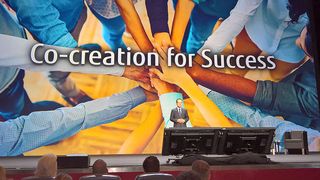 Während seiner Keynote am gestrigen Eröffnungstag des "Fujitsu Forum" beteuert CEO Tanaka: „Kreativität, Agilität und Menschen sind die Schlüsselfaktoren für den Erfolg der digitalen Transformation“ - Das "neue Fujitsu" brauche nicht mehr alles selber zu machen. Die Schließung des Fiujitsu-Werks in Augsburg  erwähnte er mit keinem Wort.  (Ariane Rüdiger)