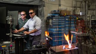 Die Ingenieure Elijah Jans (rechts) und John Murray von den Sandia National Laboratories testen ein Material für ein Wärmeschutzsystem in einem induktiv gekoppelten Plasmabrenner. Materialien wie dieses schützen Hyperschallfahrzeuge vor der intensiven Hitze, die bei Geschwindigkeiten von mehr als 3'800 Meilen pro Stunde entsteht.  (Bild: Craig Fritz)