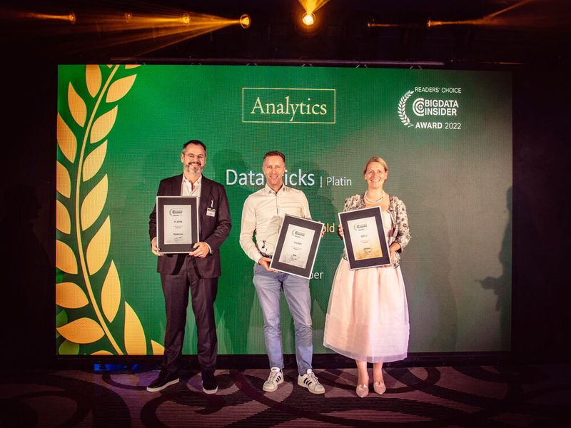 In der Kategorie Analytics geht Silber an SAS, vertreten durch Thomas Rohrmann in der Mitte. Über Gold freut sich Andrea Hendrickx von Infosys. Platin geht an Databricks, vertreten durch Roman Pritzkow. (Bild: krassevideos.de / VIT)