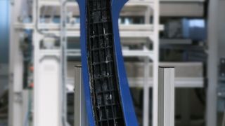 Erfolgreiche Forschungsergebnisse auf der Composites Europe:Als Beispiel für ein crashbelastetes Strukturbauteil in Multi-Materialdesign fertigten die Projektpartner, Dr. Ing. h.c. F. Porsche AG, Mitras Composites Systems GmbH, Leichtbau-Zentrum Sachsen (LZS) GmbH und das Institut für Leichtbau und Kunststofftechnik,  eine B-Säulen-Demonstratorstruktur. (Bild: ILK)