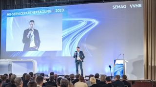 VVMB-Vorstandssprecher Heiko Ehret auf der Mercedes-Benz-Servicepartnertagung, die am 27. und 28. November 2023 in Bonn stattfand.  (Bild: Lichtschwärmer - Christo Libuda)