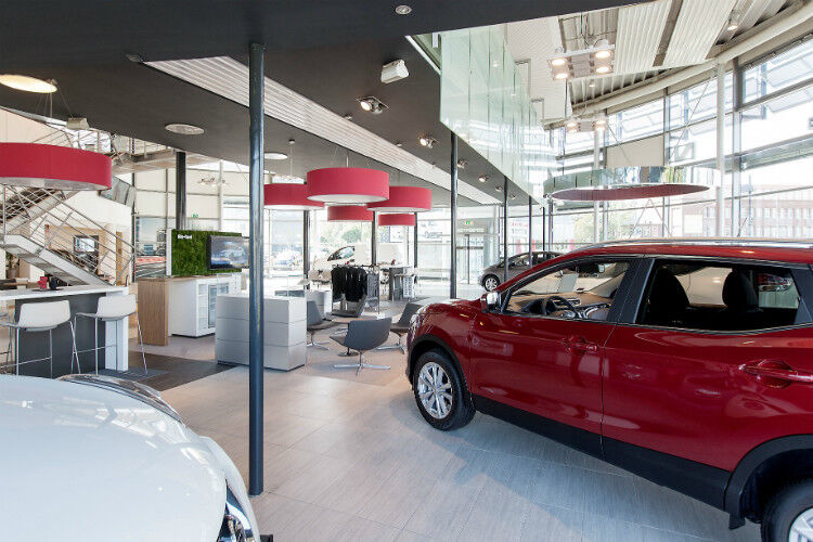 Alle Fahrzeuge sind auf den Kunden ausgerichtet und stehen in einem Winkel von 30 bis 50 Grad zum Eingang. (Foto: Nissan)