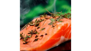Lachse gehören zu den beliebtesten Speisefischen überhaupt. In den Handel kommen neben Wildfängen vor allem Tiere aus Zuchtbetrieben also Aquakulturen. (gemeinfrei)
