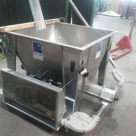 Seilförderanlage mit Umlenkecken und Abgabetrichter, eingehauster Reibantrieb im Vordergrund(Bild:  Daltec)