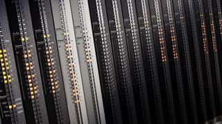 Bei der Einbindung nicht-sicherheitsgerichteter E/A-Signale ist die Rückwirkungsfreiheit der NonSIL-Module (graue Front) auf das sicherheitsgerichtete System gewährleistet. (Archiv: Vogel Business Media)