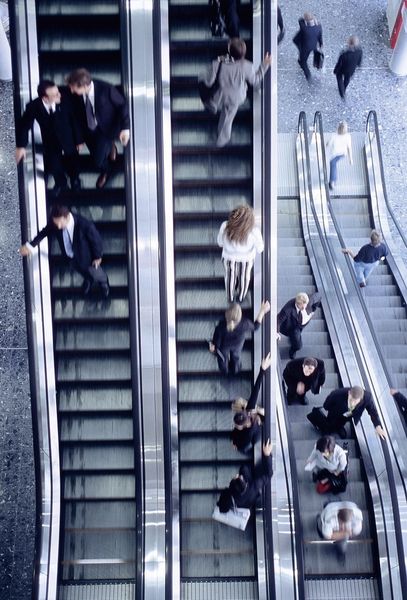 Eine exakte Positionierung und Geschwindigkeitskontrolle ist in der Aufzugstechnik Voraussetzung für einen optimalen Fahrverlauf (Baumer)