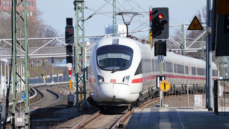 Die Bahn ist im Fernverkehr von ihren selbst gesteckten Pünktlichkeitszielen weit weg.(Bild:  Deutsche Bahn/Volker Emersleben)