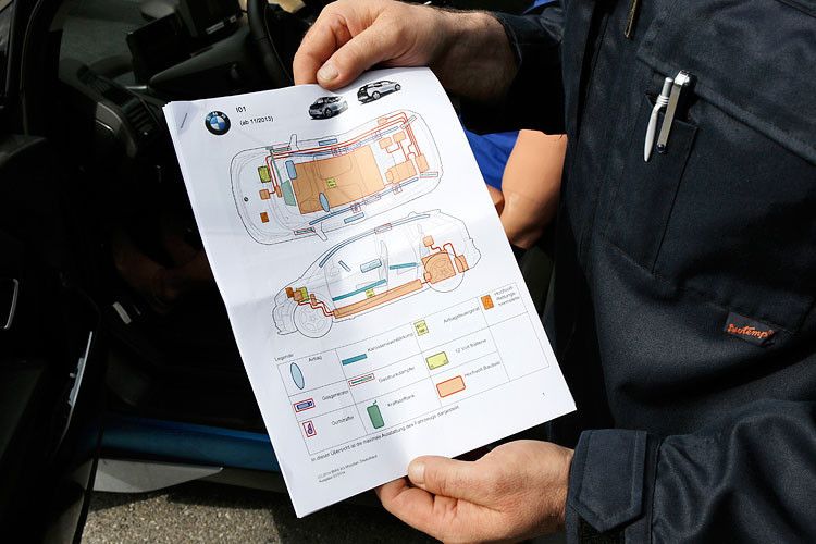 Immer wichtiger wird für die Retter angesichts der Verbreitung von Hochvolt-Fahrzeugen die Rettungskarte. Sie gibt ihnen Hinweise, wo Fahrzeuge problemlos aufgeschnitten werden können. (Foto: ADAC)