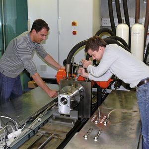 Bild 2: Die Montage des Hydraulikzylinders mit schwimmender Ringspaltdichtung hat die Funktionalität des Teststands erweitert, der wichtige Kenngrößen für die Entwicklung und Optimierung des Freikolben-Lineargenerators liefert.