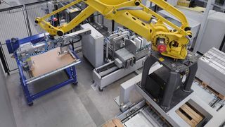 Über eine Schnittstelle lässt sich das Pal-Cut-System ohne Einschränkung mit Verpackungsrobotern in automatischen Palettieranlagen verbinden.Bilder: Dansk Mink Papir (Archiv: Vogel Business Media)