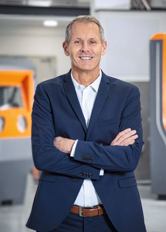 «Mit der Beteiligung an ‹LuxYours› setzen wir ein deutliches Zeichen für die strategische Relevanz und die langfristige Perspektive dieser Partnerschaft. Wir sind überzeugt, dass das patentierte Multi Purpose Smoothing-Verfahren und die dabei erzielte Bauteilqualität Massstäbe setzen, unseren Kunden echte Mehrwerte liefern und unser einzigartiges Portfolio im Post-Processing-Bereich entscheidend erweitern – ein vergleichbares Angebot in dieser technologischen Breite und Tiefe gibt es am Markt derzeit nicht», so Stephan Rösler, geschäftsführender Gesellschafter der Rösler Oberflächentechnik GmbH.(Bild:  Rösler Oberflächentechnik GmbH)