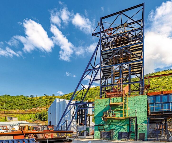 In einem aktuellen Projekt erhielt die Sheba-Mine, die sich in der südafrikanischen Stadt Barberton befindet, eine neue Windenanlage, die einen Förderkorb tief in die goldführenden Gesteinsschichten hinablässt und wieder nach oben holt. Die zentrale Versorgungsader ist konzipiert für den Transport von Menschen, Mineralien und Material. (KTR)