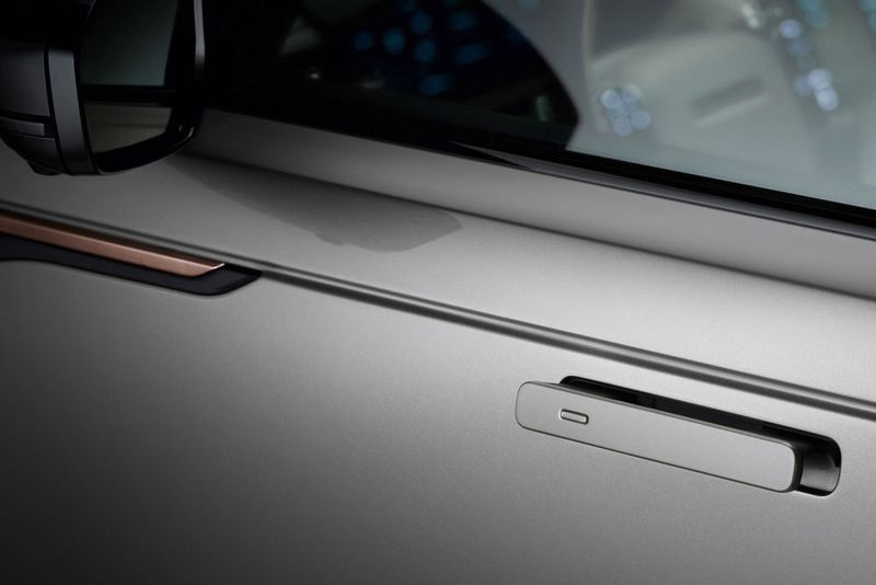 Schicke Lösung: Die Türgriffe schließen mit der Blechhaut eben ab und fahren bei Bedarf aus. (Land Rover)