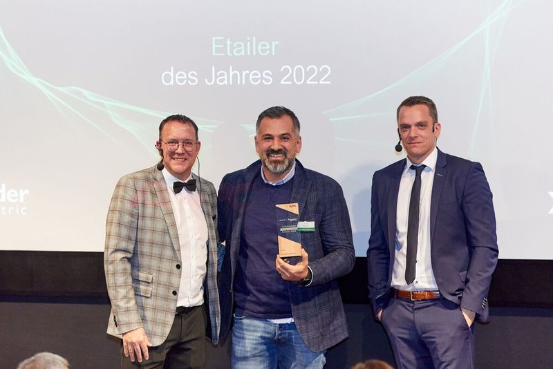 „Etailer des Jahres“ wird die Firma computeruniverse, vertreten durch Ünal Özcan. (Bild: Schneider Electric)