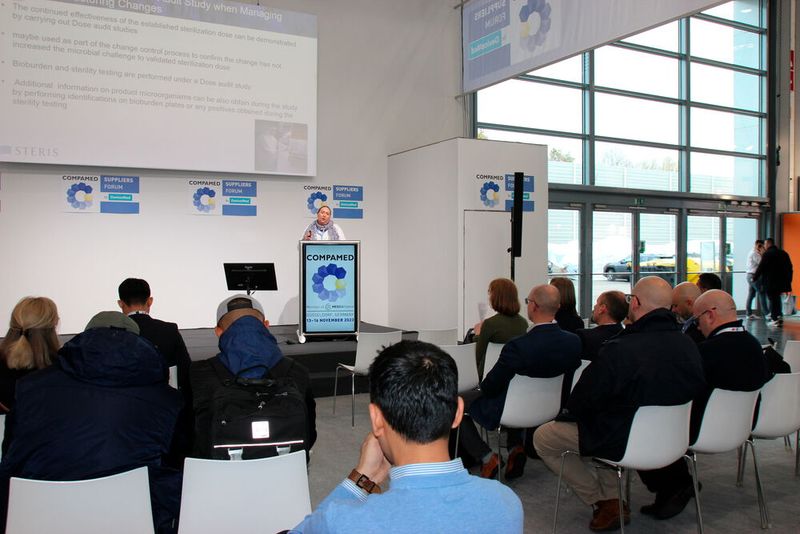 Sarah Conway von Steris schlaute die Besucher des Compamed Suppliers Forum by Devicemed zum Thema „Management von Produktionsänderungen bei der Strahlenbehandlung (aus Sicht eines Mikrobiologen)“ auf. (Bild: Breunig – VCG)